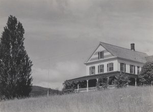 Casa na colina, Lago George de Alfred Stieglitz