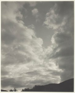 Música - A Sequence of Ten Cloud Photographs, No. II, 1922. de Alfred Stieglitz