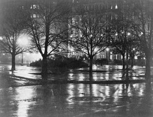 Reflexões, noite, Nova Iorque, c.1898 (fotogravura) de Alfred Stieglitz