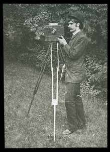 Autorretrato com câmera, tripé e pistola de Alfred Stieglitz