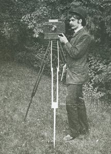 Autorretrato com câmera, tripé e pistola, 1886. de Alfred Stieglitz