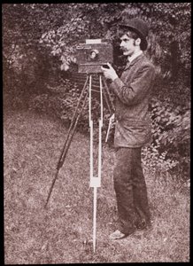 Auto-retrato com câmara, tripé e pistola de Alfred Stieglitz
