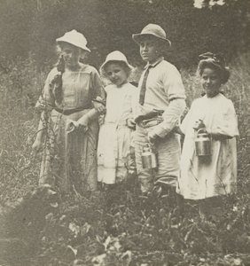 Sem título (Flora, Elizabeth, Howard & Kitty no campo de Lake George) de Alfred Stieglitz