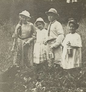 Sem título Flora, Elizabeth, Howard & Kitty no campo de Lake George, 190305. de Alfred Stieglitz