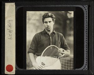 Sem título Sobrinho Edward com raquete de tênis, c. 1917. de Alfred Stieglitz