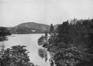 Um canto do lago Nuwara Eliya, c1890, 1910 de Alfred William Amandus Plate