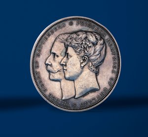 Medalha comemorativa do casamento da princesa Beatriz e do príncipe Henrique de Battenberg, 1885 (prata) (anverso de 419.675) de Alfred and Wyon, Joseph Shephard Wyon