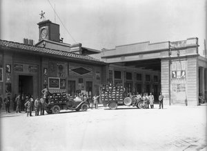 Portadores em frente à estação, desenhados por Enrico Maria Antonia Present (no local onde se encontra a nova estação ferroviária de Santa Maria Novella), Florença (foto a p/b) de Fratelli Alinari