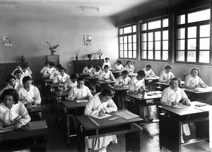 Villa Rosa Maltoni Mussolini: alunas durante uma aula de desenho (foto a p/b) de Fratelli Alinari