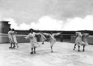 Villa Rosa Maltoni Mussolini: estudantes femininas durante uma aula de patinagem (foto a p/b) de Fratelli Alinari