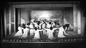 Villa Rosa Maltoni Mussolini: estudantes do sexo feminino atuando (foto a p/b) de Fratelli Alinari
