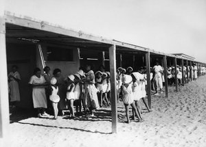 Villa Rosa Maltoni Mussolini: distribuição de refeições na praia (foto a p/b) de Fratelli Alinari