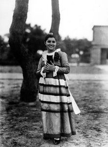 Villa Rosa Maltoni Mussolini: retrato de um adolescente segurando um pequeno gato, usando um traje italiano tradicional (foto a p/b)