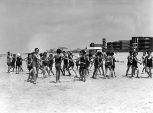Villa Rosa Maltoni Mussolini: recreação na praia (foto a p/b)