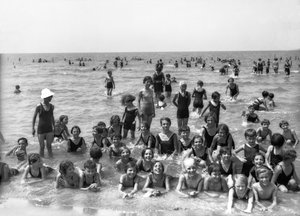 Villa Rosa Maltoni Mussolini: estudantes do acampamento de verão, posando durante um banho (foto a p/b) de Fratelli Alinari