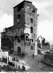 Segunda Guerra Mundial: Danos causados pelo atentado à Torre Mannelli, no final da Ponte Vecchio, em Florença. Esta fotografia fazia anteriormente parte da Colecção Brogi, mas agora pertence à Colecção Alinari (foto a p/b)