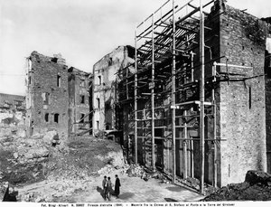 Segunda Guerra Mundial: Danos causados pelo bombardeio entre a Igreja de Santo Stefano al Ponte e a Torre Girolami causado pelo bombardeio, em Florença. Esta fotografia fazia anteriormente parte da Colecção Brogi, mas agora pertence à Colecção Alinari (fot de Fratelli Alinari