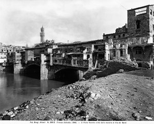 Segunda Guerra Mundial: a Ponte Vecchio, vista dos escombros de Borgo S. Jacopo, em Florença, após o bombardeio. Esta fotografia fazia anteriormente parte da Colecção Brogi, mas agora pertence à Colecção Alinari (foto a p/b)