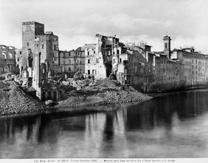Segunda Guerra Mundial: as casas ao longo do rio Arno, entre a Ponte Vecchio e San Jacopo, em Florença, após o bombardeamento. Esta fotografia fazia anteriormente parte da Colecção Brogi, mas agora pertence à Colecção Alinari (foto a p/b)