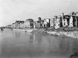 Segunda Guerra Mundial: os escombros ao longo do rio Arno, em Florença, após o bombardeio. Esta fotografia, antes parte da Colecção Brogi, pertence agora à Colecção Alinari (foto a p/b)