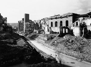 Segunda Guerra Mundial: os escombros em Borgo San Jacopo, em Florença, após o bombardeio. Esta fotografia, antes parte da Colecção Brogi, pertence agora à Colecção Alinari (foto a p/b)