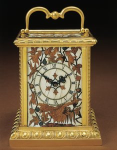 Relógio de carruagem, de um conjunto de mesa de quatro peças Napoleão III, marchetaria de Duvinage e Harinckouk, c.1877 (ormolu montado em marfim e madeira de frutas) (476432 e 476441)