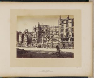 A Rue Royale (na esquina com o Faubourg Saint-Honoré) incendiada a 24 de maio de 1871. de Alphonse J. Liébert