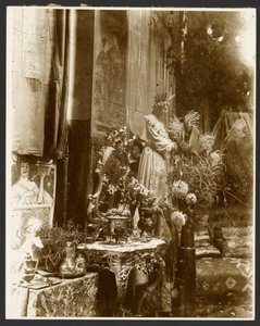 [Um canto do estúdio de Mucha com estátuas, gravuras e flores, Rue du Val-de-Grâce, Paris] de Alphonse Maria Mucha