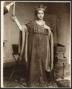 [Modelo feminino com coroa e espada na mão] de Alphonse Maria Mucha