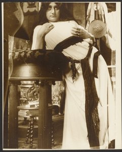[Modelo feminino para ilustração de "Cloches de Noël et de Pâques", de Emil Gebhart, Paris]. de Alphonse Maria Mucha