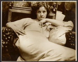 [Modelo feminino numa poltrona, Paris]. de Alphonse Maria Mucha