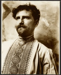 [Autorretrato em camisa de fantasia] de Alphonse Maria Mucha