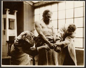 [Três modelos posando para o "Grupo Simbólico" no quadro "A Festa de São Vito em Rügan", do "Ciclo da Epopeia dos Eslavos, Zbiroh, Boémia"]. de Alphonse Maria Mucha