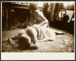 [Dois homens seminus no chão do estúdio]. de Alphonse Maria Mucha