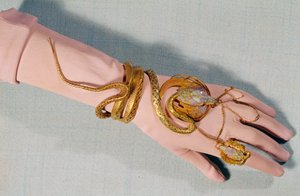 Pulseira e anel do comediante Henriette Rosine Bernard chamado Sarah Bernhardt (1844-1923). Dirigido por Fouquet Michot. Século XIX. Coleção particular de Alphonse Mucha