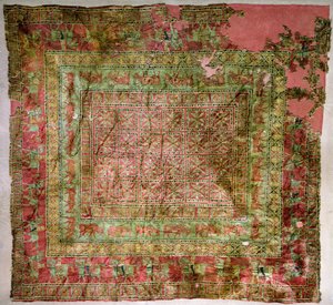 Pilha de carpetes retratando cavalos, cavaleiros, gamos e grifos, dos túmulos de pazyryk, século V aC (têxtil) (para detalhes, ver 165705)