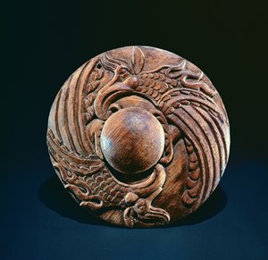 Roundel decorado com dois grifos, Altai nômade (madeira)