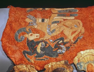 Capa de sela decorada com grifo atacando uma cabra montesa