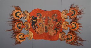 Capa de sela decorada com grifos atacando cabras montesas