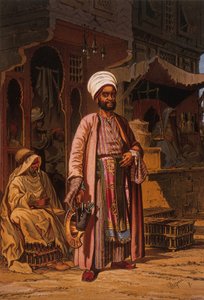 Um homem está à porta de uma barbearia com os instrumentos do ofício de barbeiro nas mãos.