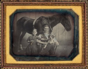 Retrato de um homem e uma menina com cavalo e cachorro