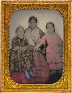Retrato de uma mulher e duas meninas de American 19th Century