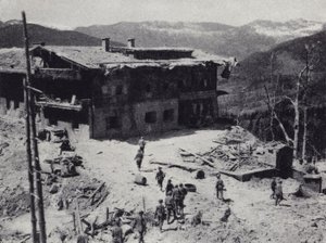 Tropas americanas e francesas inspeccionam as ruínas do retiro do líder nazi Adolf Hitler em Berchtesgaden, nos Alpes da Baviera, Segunda Guerra Mundial, maio de 1945 (fotografia a preto e branco)