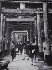 Uma aproximação ao Templo Shinto de Inari (foto a p/b) de American Photographer (after)
