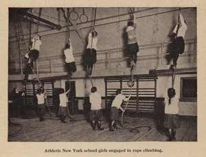 Escolas atléticas de Nova Iorque envolvidas em escalada por corda (foto a p/b) de American Photographer (after)