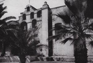 Califórnia: Sinos da Missão San Gabriel, fundada em 1771, nas encostas dos contrafortes cobertos de papoila perto de Pasadena (foto a p/b) de American Photographer (after)