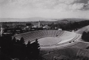 Califórnia: Berkeley, Estádio Memorial da Universidade da Califórnia, 75.000 lugares (foto a p/b) de American Photographer (after)