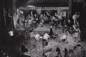 Califórnia: Hollywood, Um "filme" em produção em um dos muitos estúdios cinematográficos perto de Los Angeles (foto a p/b) de American Photographer (after)