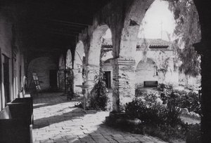 Califórnia: Missão San Juan Capistrano, fundada em 1776, ao sul de Los Angeles (foto a p/b) de American Photographer (after)