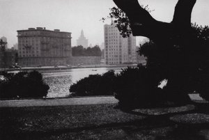 Califórnia: Oakland, Lago Merritt, no coração da cidade, rodeado por grandes edifícios e muitas casas bonitas (foto a p/b) de American Photographer (after)